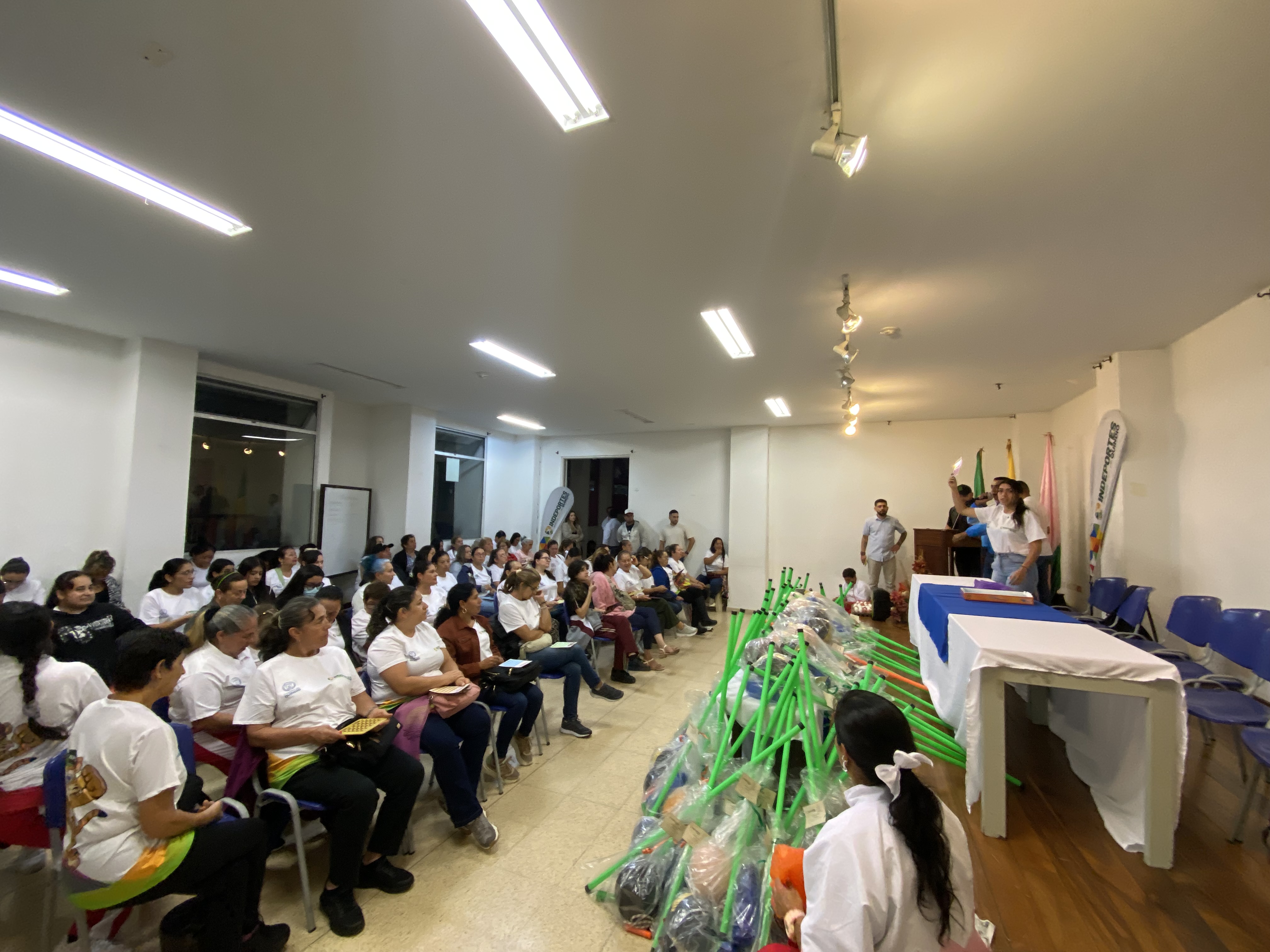 1.300 BENEFICIADAS: INDEPORTES ENTREGÓ IMPLEMENTOS DEPORTIVOS PARA FORTALECER LA ACTIVIDAD FÍSICA