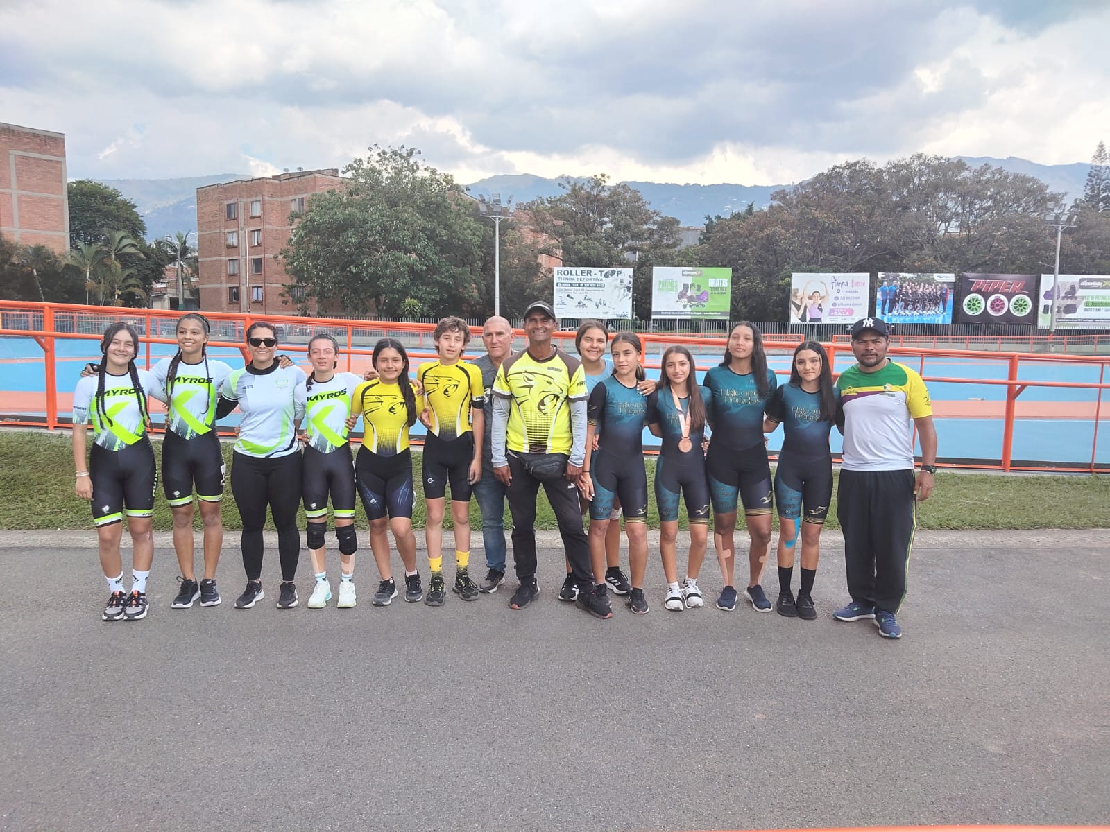 PATINADORES DEL QUINDÍO CONQUISTAN MEDALLERÍA EN EL NACIONAL DE TRANSICIÓN EN ENVIGADO